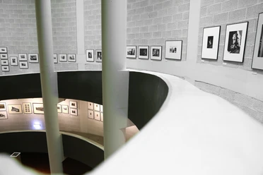Musée allemand de la photographie Markkleeberg - Attractions touristiques dans la région de Leipzig Vue scénique du foyer du Deutsches Fotomuseum ; les photos exposées et l'architecture particulièrement moderne de la pièce sont mises en évidence.
