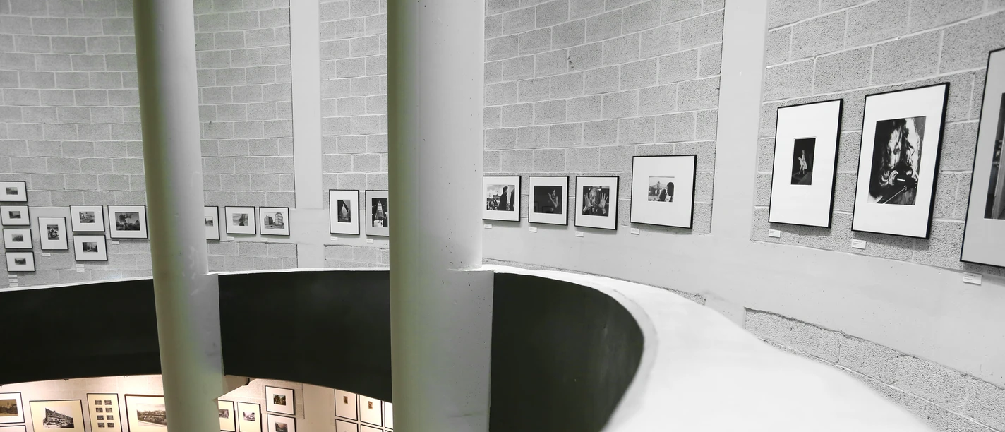 Musée allemand de la photographie Markkleeberg - Attractions touristiques dans la région de Leipzig Vue scénique du foyer du Deutsches Fotomuseum ; les photos exposées et l'architecture particulièrement moderne de la pièce sont mises en évidence.