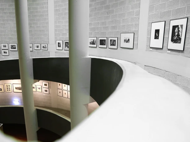 Vue scénique du foyer du Deutsches Fotomuseum ; les photos exposées et l'architecture particulièrement moderne de la pièce sont mises en évidence.