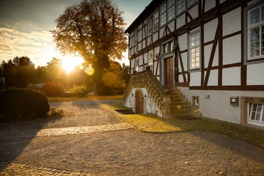 Sonnenaufgang am Mallinckrodthof.jpg Ein Sonnenaufgang taucht die historische Fachwerkfassade des Mallinckrodthofs in warmes Licht.