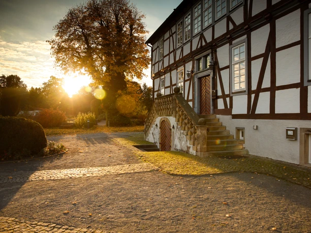 Sonnenaufgang am Mallinckrodthof.jpg Ein Sonnenaufgang taucht die historische Fachwerkfassade des Mallinckrodthofs in warmes Licht.