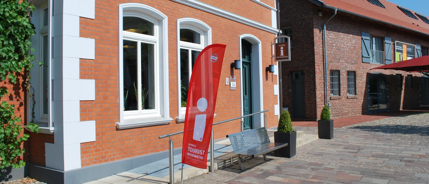 Außenansicht Tourist Info Dammer Berge