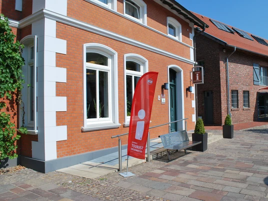 Außenansicht Tourist Info Dammer Berge