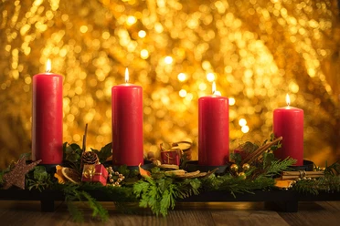 Adventskranz mit roten Kerzen