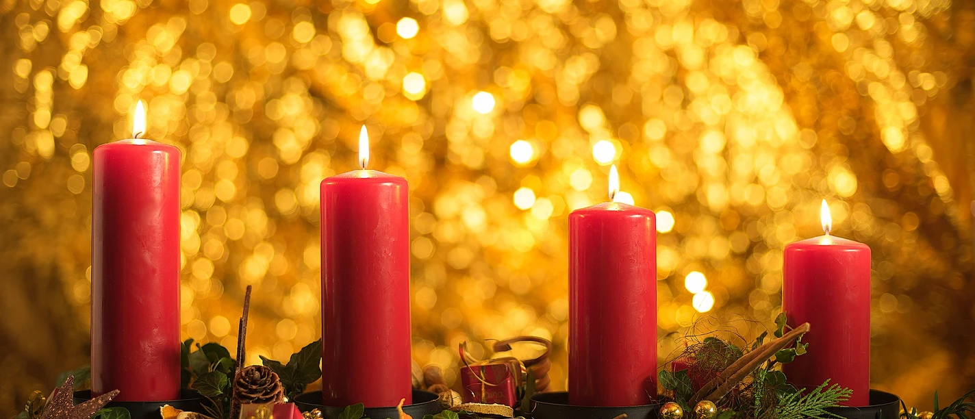 Adventskranz©Pixabay_SKPhotography.jpg Adventskranz mit roten Kerzen
