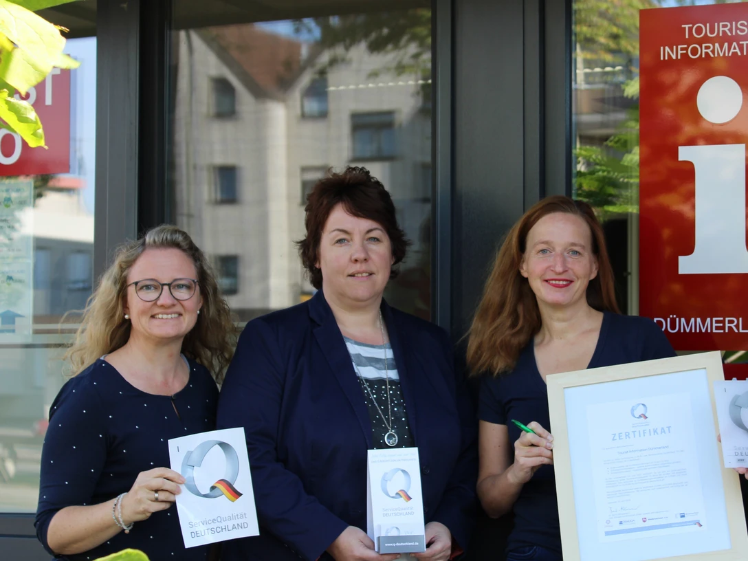Drei Mitarbeiterinnen der Tourist Info Dümmerland