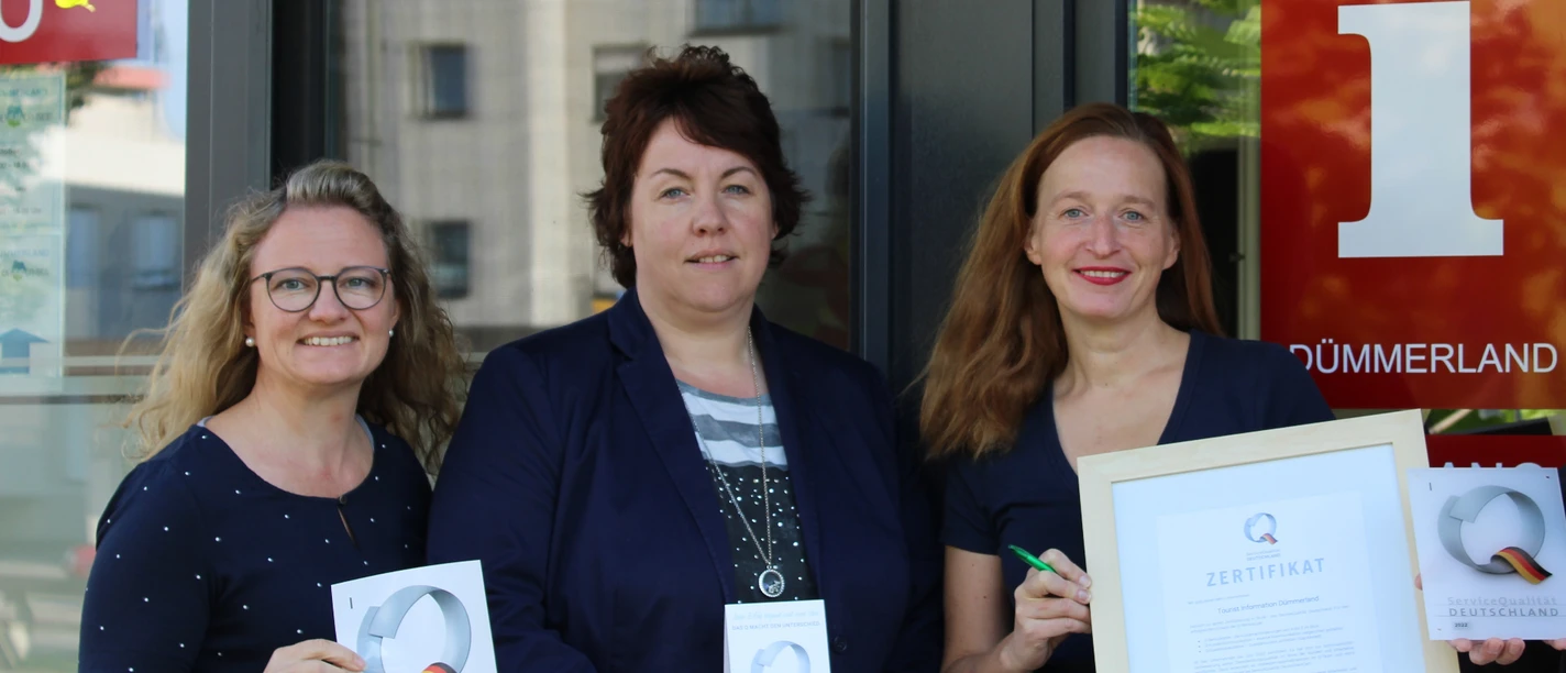 Drei Mitarbeiterinnen der Tourist Info Dümmerland