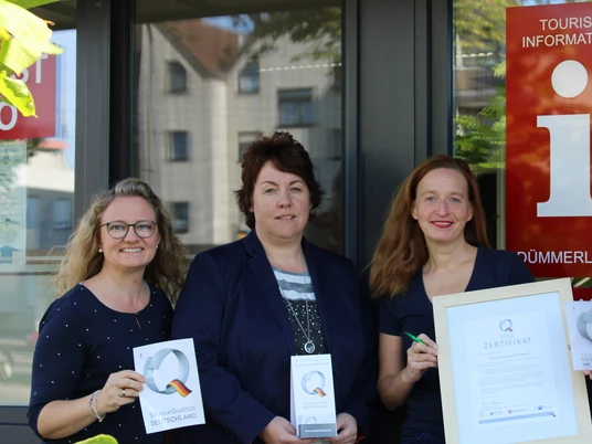 Drei Mitarbeiterinnen der Tourist Info Dümmerland