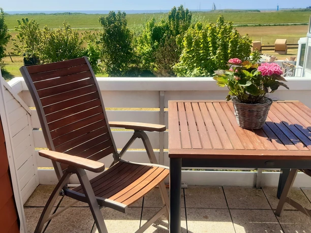Möblierter-Balkon-Wattblick-Fewo-Neptun-Haus-Katharina