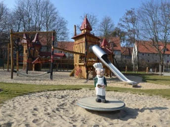 Rutsche und Drehkarussell auf dem Roxy-Helco-Spielplatz in Salzgitter-Bad