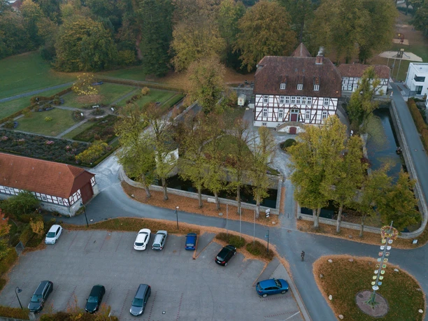 Mallinckrodthof von oben.jpg Luftaufnahme des historischen Mallinckrodthofs, umgeben von Bäumen, Gartenanlagen und Parkplätzen.