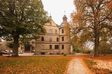 Schloss Hamborn.jpg Schloss Hamborn im herbstlichen Licht, umgeben von leuchtenden Blättern und altem Baumbestand.