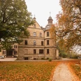 Schloss Hamborn.jpg Schloss Hamborn im herbstlichen Licht, umgeben von leuchtenden Blättern und altem Baumbestand.
