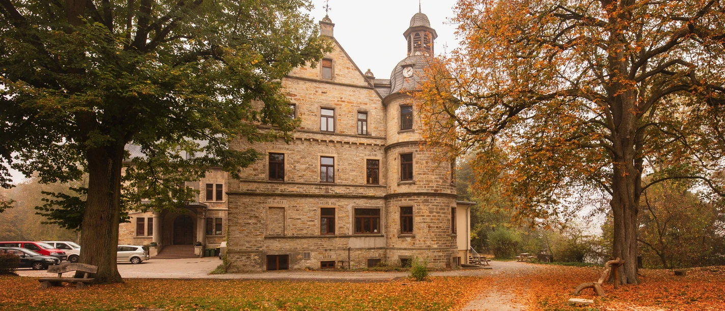 Schloss Hamborn.jpg Schloss Hamborn im herbstlichen Licht, umgeben von leuchtenden Blättern und altem Baumbestand.