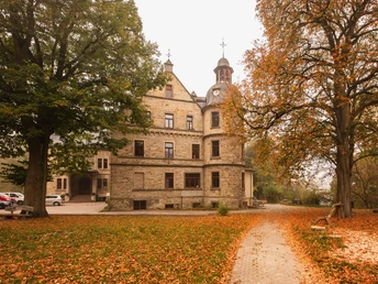 Schloss Hamborn.jpg Schloss Hamborn im herbstlichen Licht, umgeben von leuchtenden Blättern und altem Baumbestand.