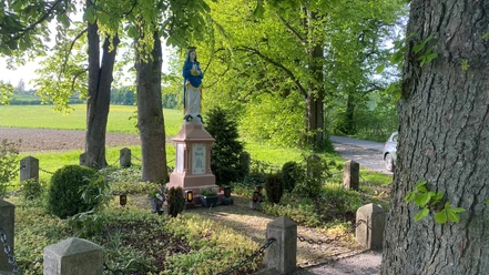 Marienbild im Haxtergrund am Stern.jpg Marienstatue im Grünen, umgeben von Weg, Bäumen und Kerzen, neben landwirtschaftlich genutzter Fläche.