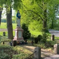 Marienbild im Haxtergrund am Stern.jpg Marienstatue im Grünen, umgeben von Weg, Bäumen und Kerzen, neben landwirtschaftlich genutzter Fläche.