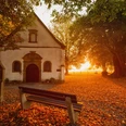 Kapelle "Zur Hilligen Seele" Kapelle "Zur Hilligen Seele" im Herbstlicht, umgeben von buntem Laub und alten Bäumen.