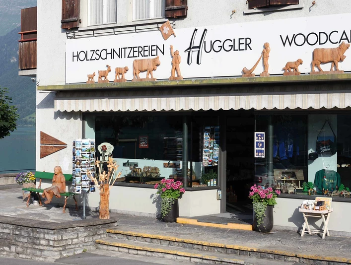 Huggler Holzbildhauerei, Traditionshandwerk in Brienz