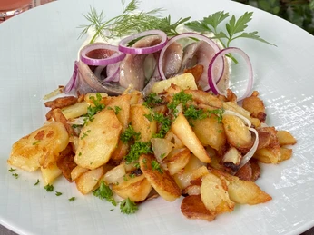 Leckerer Matjesteller im Restaurant Paulsen Leckerer Matjesteller im Restaurant PaulsenDelicious matjes plate at Restaurant PaulsenLækker matjestallerken på Restaurant PaulsenHeerlijke matjes bij Restaurant Paulsen