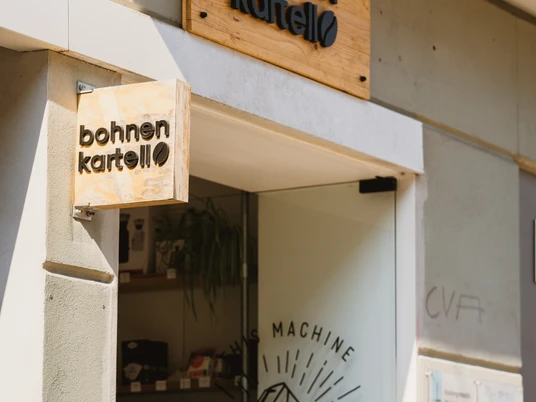 Bohnen Kartell in Rüttenscheid, Essen <p>Eingangsbereich des Cafés "bohnenkartell" mit Holzelementen und schlichter moderner Fassade.</p>