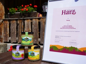 Harzer-Honigdieb_Glaeser-und-Urkunde.jpg Harzer Honigdieb - Gläser und Urkunde