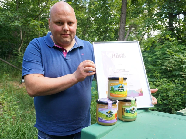 Harzer-Honigdieb_Imker-mit-Urkunde.jpg Harzer Honigdieb - Imker mit Urkunde