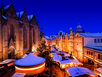 Weihnachtsmarkt 2013(c) Detlef Heese.jpg Weihnachtsmarkt in winterlicher Atmosphäre mit hell erleuchteten Ständen und einer historischen Kirche.Christmas market in a wintry atmosphere with brightly lit stalls and a historic church.Kerstmarkt in een winterse sfeer met helder verlichte kraampjes en een historische kerk.Julemarked i en vinterlig atmosfære med lysende boder og en historisk kirke.