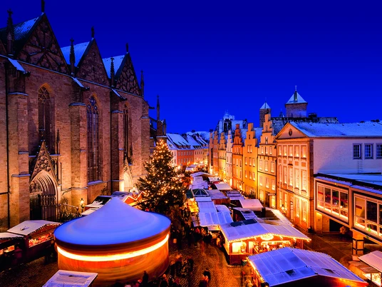 Weihnachtsmarkt 2013(c) Detlef Heese.jpg Weihnachtsmarkt in winterlicher Atmosphäre mit hell erleuchteten Ständen und einer historischen Kirche.Christmas market in a wintry atmosphere with brightly lit stalls and a historic church.Kerstmarkt in een winterse sfeer met helder verlichte kraampjes en een historische kerk.Julemarked i en vinterlig atmosfære med lysende boder og en historisk kirke.