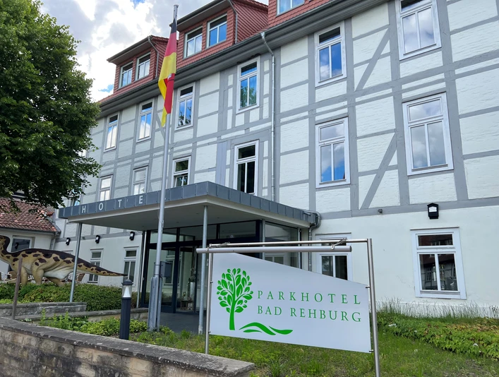 Parkhotel Bad Rehburg Das moderne Parkhotel Bad Rehburg in einem historischen Gebäude mit Fachwerk und deutscher Flagge.