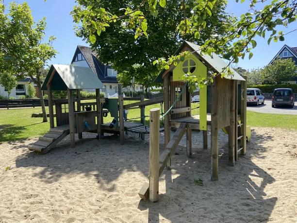 Klettergerüst auf dem Spielplatz Zwischen den Hedigen