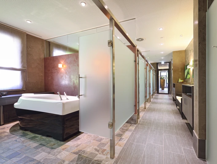 SPA-Bereich Modernes Badezimmer mit Fußbodenfliesen, Badewanne und dezenten Lichtakzenten.Modern bathroom with floor tiles, bathtub and subtle lighting accents.Moderne badeværelse med gulvfliser, badekar og diskret belysning.Moderne badkamer met vloertegels, ligbad en discrete lichtaccenten.