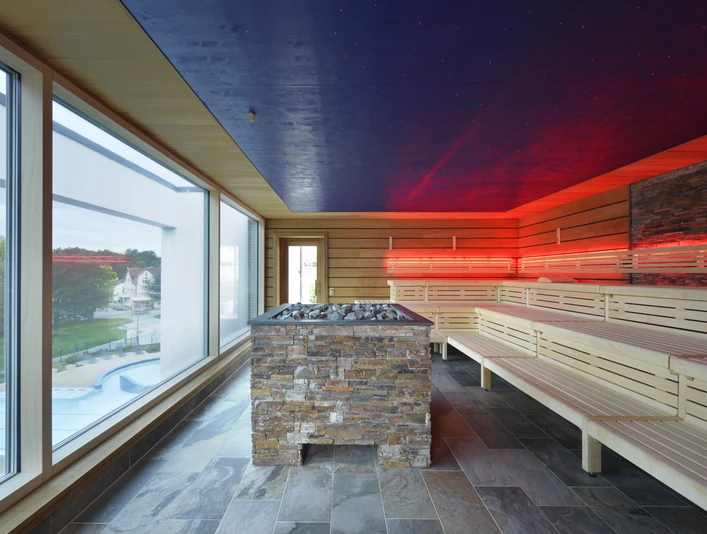 Große Saunalandschaft in der carpesol SPA Therme Moderne sauna med panoramavinduer, træbænke og stemningsfuld LED-belysning.