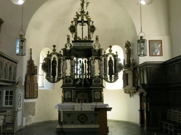 Kirche Langwarden Altar.jpg