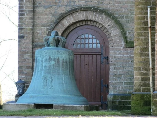 Kirche Langwarden Glocke vor der Kirche.jpg