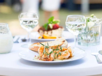 Symbolbild „Kulinarischer Treff” Direkt an der Ruhr unter schattigen, alten Bäumen in den Ruhranlagen empfing der Kulinarische Treff seine Gäste, wenn zehn Speisegastronomen von Donnerstag bis Sonntag, 26. bis 29. Juli, zahlreiche lukullische Highlights zauberten. Darüber hinaus durften sich die Gäste auch über musikalische Genüsse verschiedenster Bands und ein abwechslungsreiches Rahmenprogramm freuen.