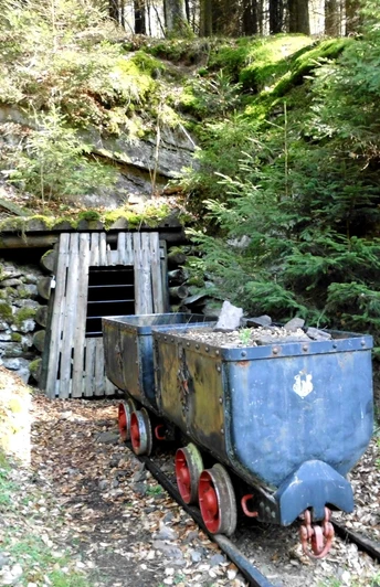 Stolleneingang an der Goldspur Eimelrod