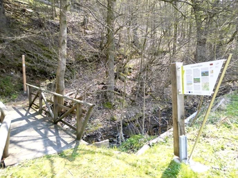 Wandertafeln und Brücke an der Goldspur Eimelrod