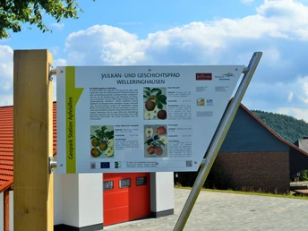 Vulkanpfad Welleringhausen Station Apfelallee