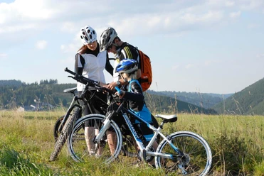 Familie beim Tourenradfahren Familie beim Tourenradfahren