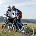 Familie beim Tourenradfahren Familie beim Tourenradfahren