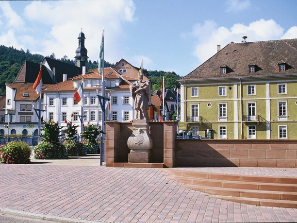 Nepomukplatz und Stadtbruecke in Gernsbach im Murgtal