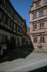 Fachwerk und Altes Rathaus Hochformat