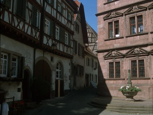 Fachwerk und Altes Rathaus Hochformat