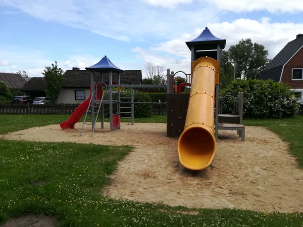 Spielplatz Cadenberge OT Geversdorf Spielplatz mit Rutschen, Klettergerüst und Sandfläche auf einer grünen Wiese in Geversdorf.