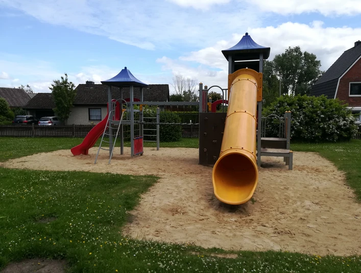 Spielplatz Cadenberge OT Geversdorf Spielplatz mit Rutschen, Klettergerüst und Sandfläche auf einer grünen Wiese in Geversdorf.
