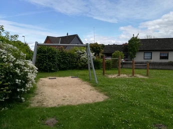Spielplatz Cadenberge OT Geversdorf Grüner Spielplatz mit Schaukeln und Kletterstangen in ruhiger Wohnlage von Geversdorf.