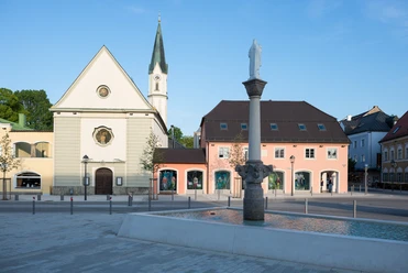 Kirche St. Sebastian mit Marienplatz