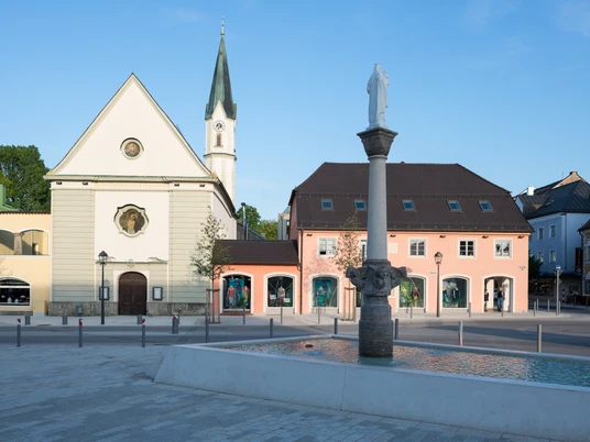 Kirche St. Sebastian mit Marienplatz