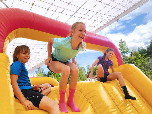 Hüpfen in der Schierker Feuerstein Arena Hüpfen in der Schierker Feuerstein Arena